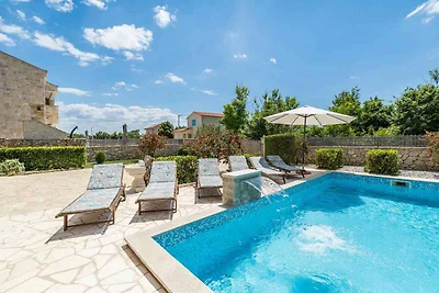 Schöne Villa in Privlaka mit beheiztem