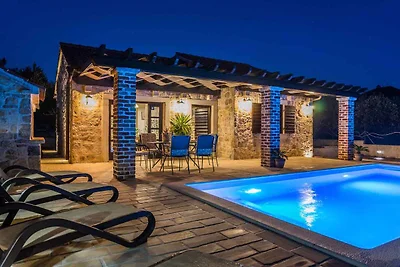 Ferienhaus mit Grillterrasse und Pool