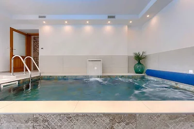 Villa mit Swimmingpool, Sauna und Innenpool