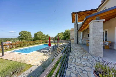 Villa mit Pool und Klimaanlage