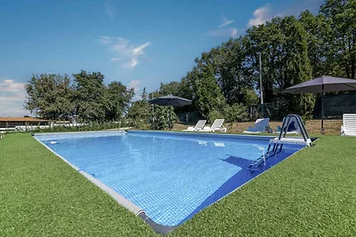Villa mit Terrasse und Pool