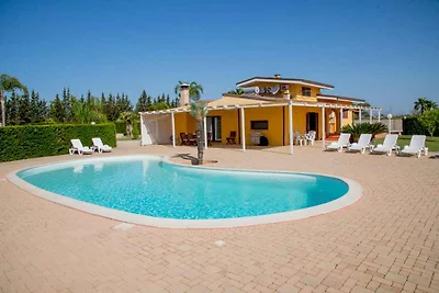 Villa mit Aussenpool und Internet