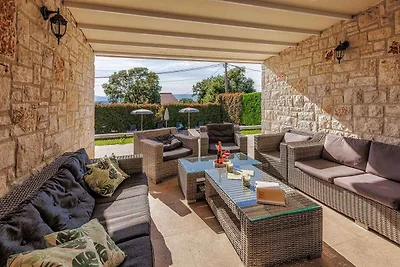 Villa mit Pool für 8 Personen