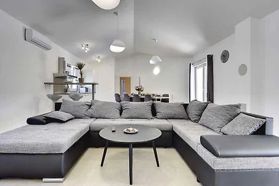 Villa mit Swimmingpool und grosser Terrasse