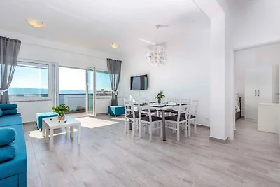 Ferienwohnung mit Pool- und Meerblick