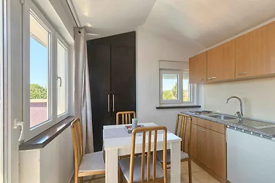 Villa mit Swimmingpool, Kinderspielplatz und