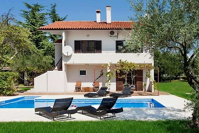 Ferienwohnung mit privatem Pool und Garten