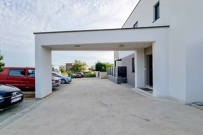 Ferienhaus mit Terrasse und Gartenmöbeln