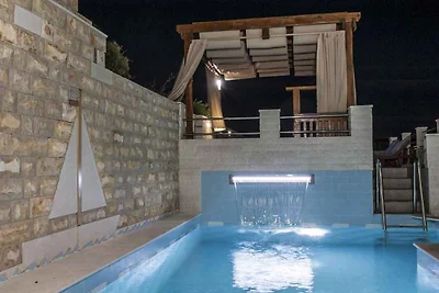 Villa mit Pool und Meerblick