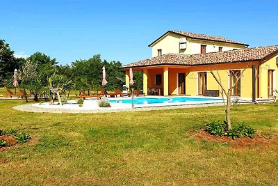 Ferienhaus mit Pool in ruhiger Lage