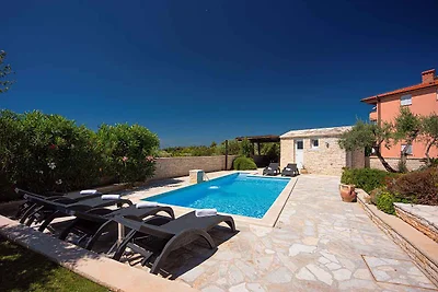 Villa mit Pool und finnischer Sauna