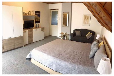 Ferienwohnung mit Gartenmöbel und schön gepfl