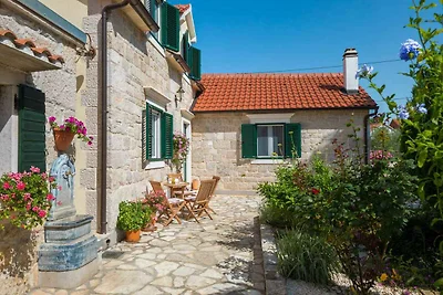 Ferienhaus mit Pool und Grill