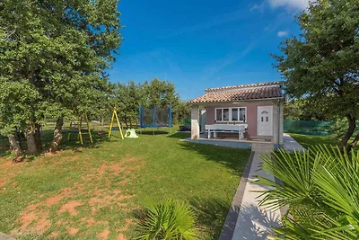 Ferienhaus mit Pool, umgeben von Natur