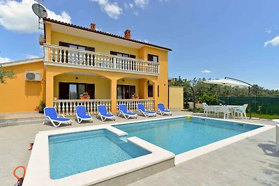 Villa mit Swimmingpool und Sonnenterrasse