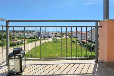 Ferienwohnung mit möbliertem Balkon, Meerblic