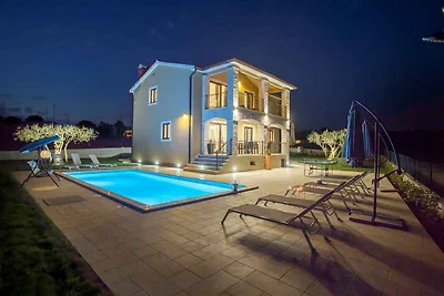 Villa mit Pool und Klimaanlage
