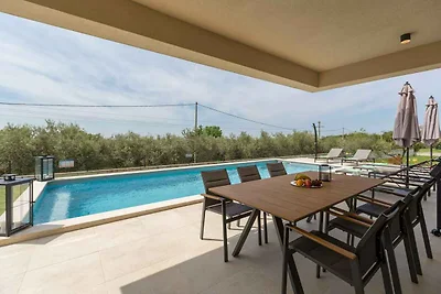Villa mit Pool, Meerblick