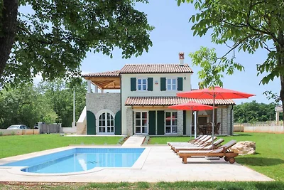 Ferienhaus mit Aussenpool und Grill