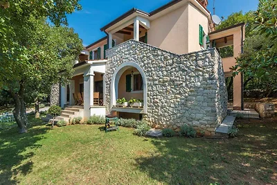 Villa mit Gemeinschaftspool und Garten