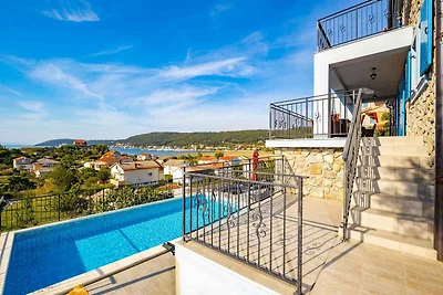 Villa mit Pool und Meerblick