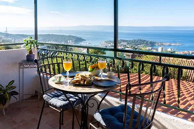 Ferienhaus mit Pool und Blick auf das Meer