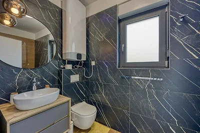 Villa mit Pool und Whirlpool