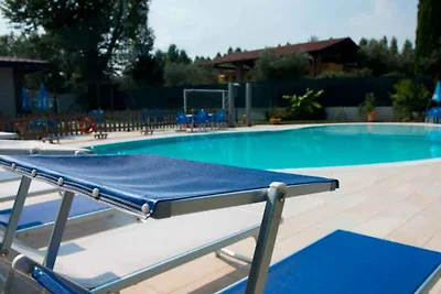 Mobilehome mit halbüberdachter Holzterrasse