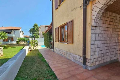 Ferienwohnung mit Pool und Garten