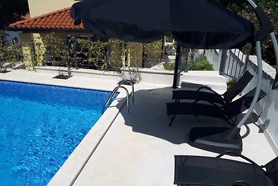 Villa mit Pool und Klimaanlage