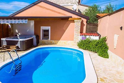 Ferienhaus mit Terrasse und Pool