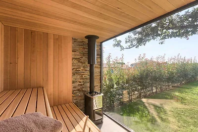 Villa mit Swimmingpool, Sauna und Spielplatz
