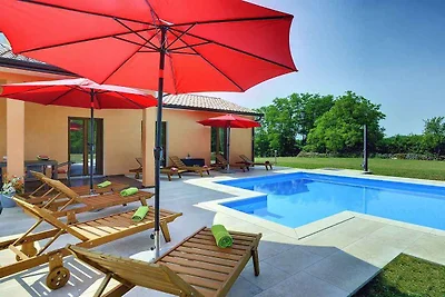 Villa mit Pool und WLAN