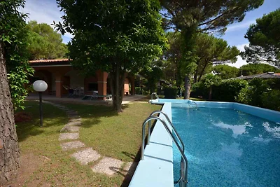 Villa mit Garten und Pool