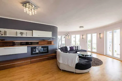 Villa mit Swimmingpool und Whirlpool