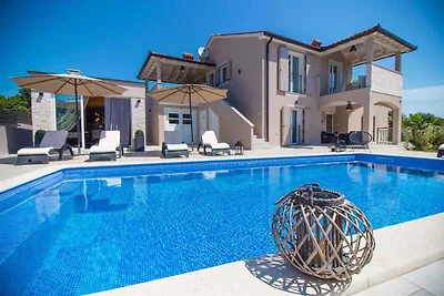 Ferienhaus mit Schwimmbad und Klima