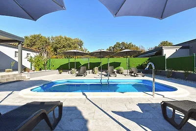 Ferienhaus mit Terrasse und Pool