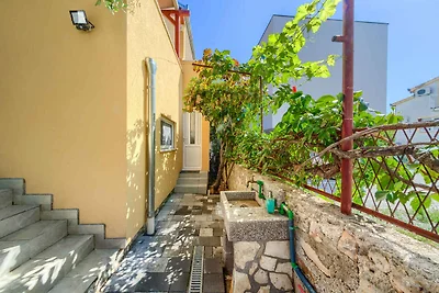 Charmante Villa Drago mit Gartenblick in Rogo