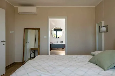 Luxusvilla mit Pool und Strandnähe im ruhigen