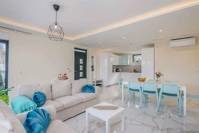 Ferienwohnung mit privatem Pool und Meerblick