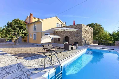 Villa mit Pool für 6 Personen
