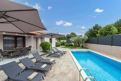 Villa mit Pool und Klimaanlage