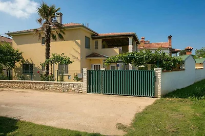 Villa mit Pool und Parkplatz