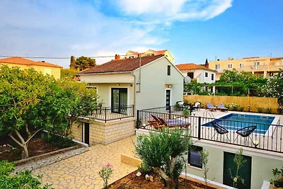 Ferienhaus mit Pool und Klimaanlage