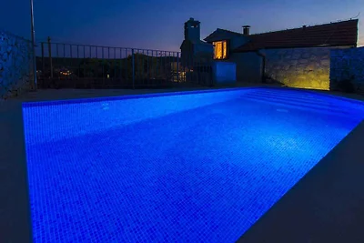 Ferienhaus mit Pool und Grill