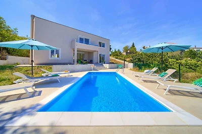 Villa mit Pool in einer ruhigen Gegend in der