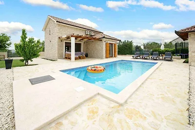 Ferienhaus mit Aussenpool