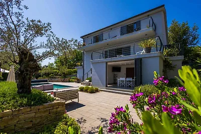 Villa mit Pool in ruhiger Lage