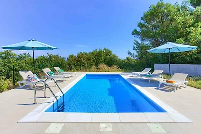 Villa mit Pool in einer ruhigen Gegend in der