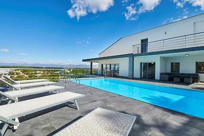 Villa mit Pool und Meerblick